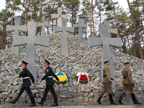 Polish and Ukrainian Soldiers at memorial 